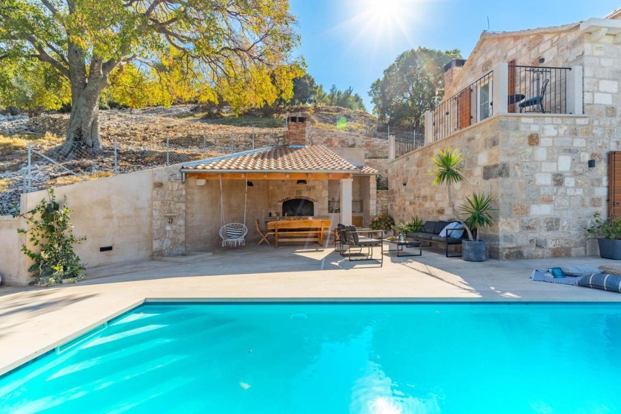New Villa Ani! Traditional And Luxurious 4-Bedroom Villa With Heated Pool And Sea Views Postira Bagian luar foto