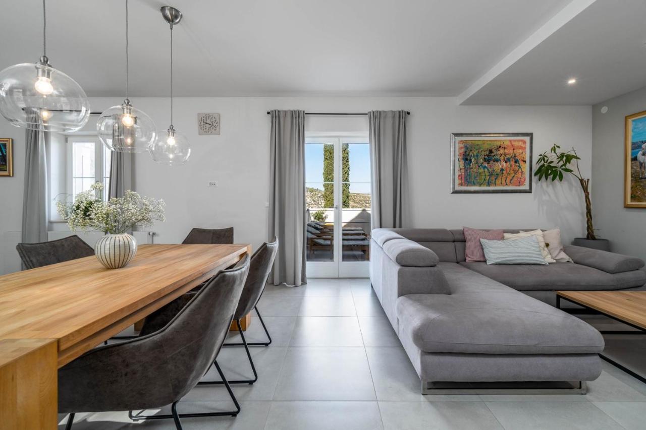 New Villa Ani! Traditional And Luxurious 4-Bedroom Villa With Heated Pool And Sea Views Postira Bagian luar foto