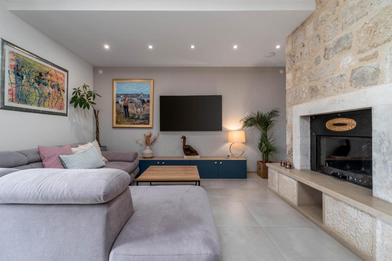 New Villa Ani! Traditional And Luxurious 4-Bedroom Villa With Heated Pool And Sea Views Postira Bagian luar foto