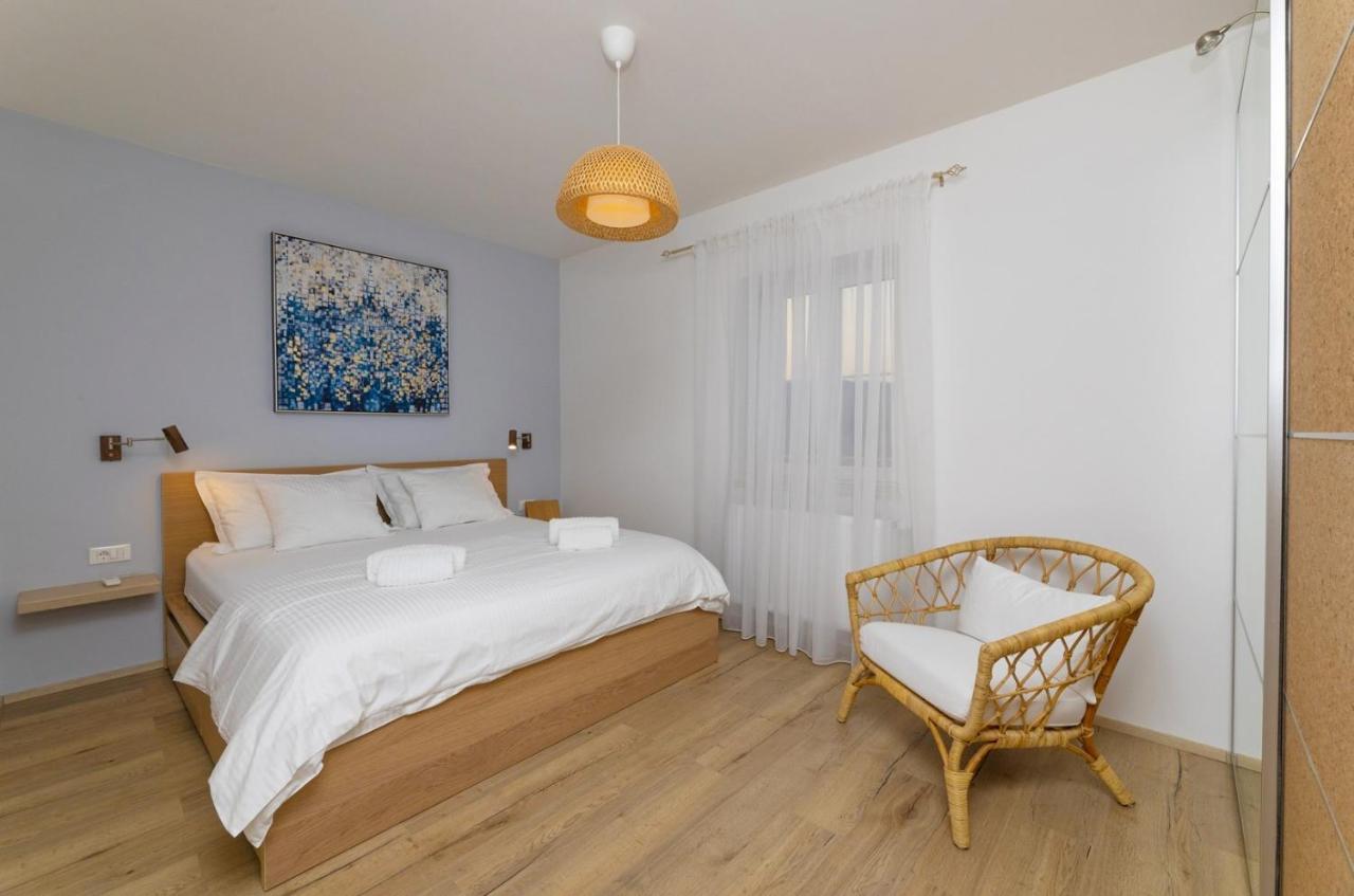 New Villa Ani! Traditional And Luxurious 4-Bedroom Villa With Heated Pool And Sea Views Postira Bagian luar foto